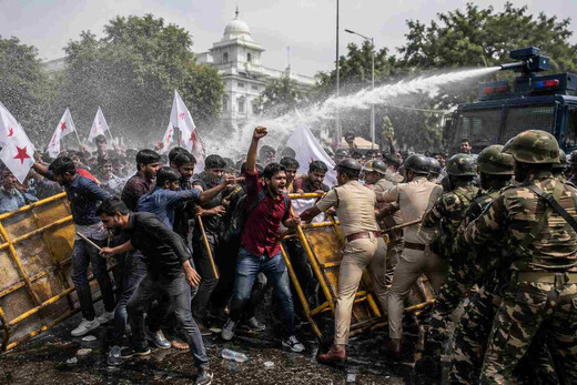 लोकभवन मार्च के दौरान पटना में बेकाबू हुए छात्र, पुलिस ने किया लाठीचार्ज 